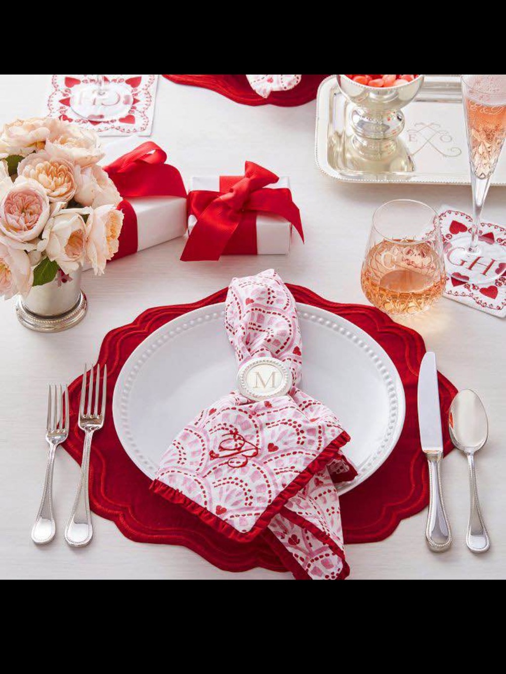 NEW MARK & GRAHAM
BLOCK HEART FAN RUFFLE EDGE DINNER NAPKINS, SET OF 4.